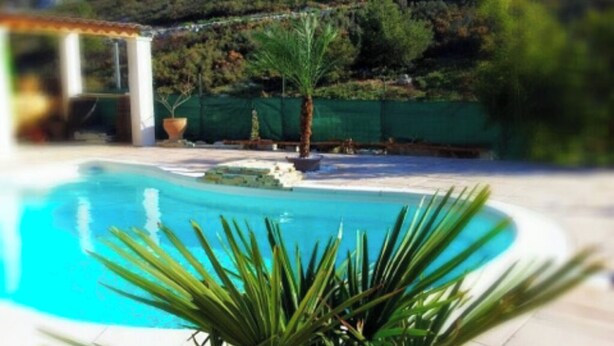 A swimming pool with a clear blue water, surrounded by a white pool deck. - Gd T2 5 min from Calanques and Carry (Ensuès-la-Redonne)