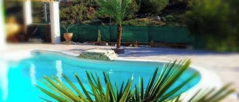 Een buitenzwembad en een verwarmd zwembad