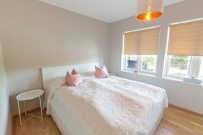 3 bedrooms, iron/ironing board, WiFi, bed sheets - Modern Spectacular Water View Relaxation Hiking Cycling Fishing Optional Boat (Lundegrend)