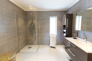 Dusche, Haartrockner, Handtücher