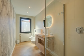 Bruser, hårtørrer, bidet, håndklæder