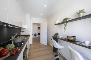 Geladeira, micro-ondas, fogão, cooktop