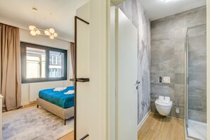 Shower, hair dryer, bidet, towels