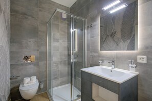 Regadera, secadora de cabello, bidet, toallas 