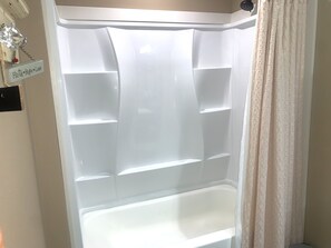 Ensemble baignoire-douche, séchoir à cheveux, serviettes fournies, savon