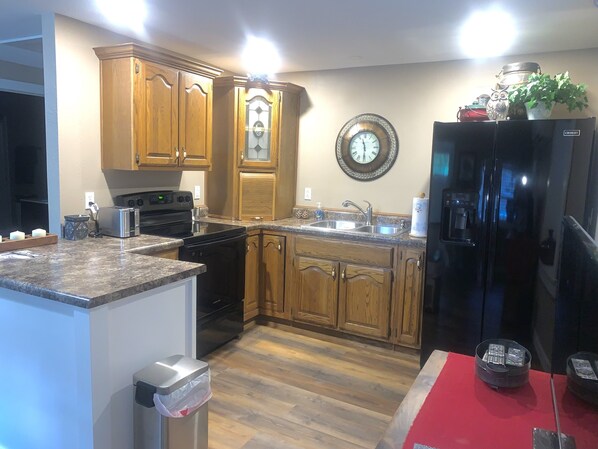 Fridge, microwave, oven, stovetop - Lake Road Cabin C — Million Dollar Ozark View! (Ironton)