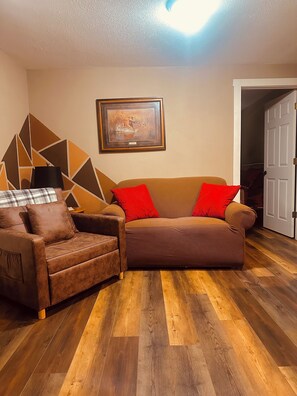 Smart TV, books - Lake Road Cabin C — Million Dollar Ozark View! (Ironton)