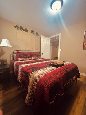 1 bedroom, iron/ironing board, WiFi, bed sheets - Lake Road Cabin C — Million Dollar Ozark View! (Ironton)