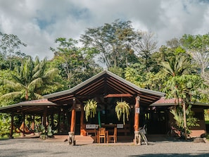 المنشأة من الخارج