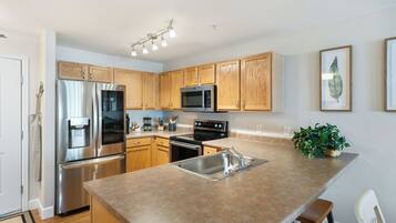 Frigorífico, microondas, horno y placa de cocina