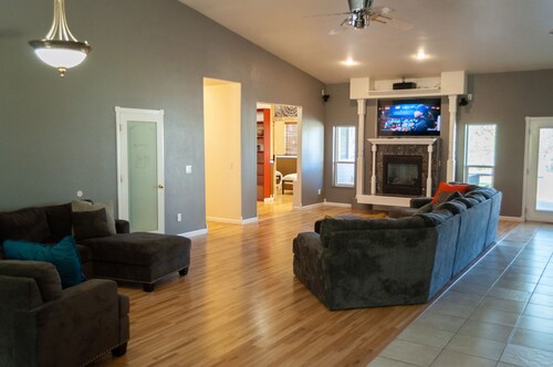 The Wise Raven Retreat, Peaceful and Spacious Home in Big Lake on a forested lot