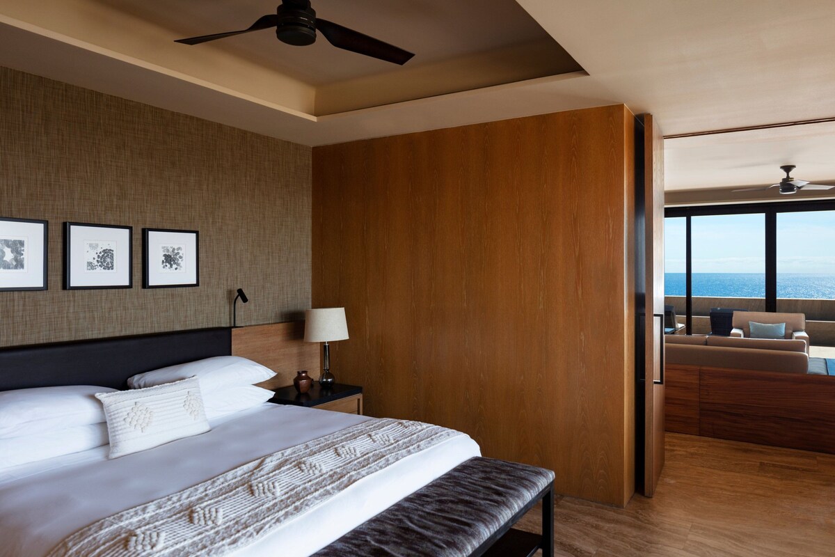 Phòng Suite, 1 giường cỡ king và sofa giường, ban công (Oceanfront) | Minibar, két bảo mật tại phòng, bàn 