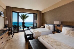 Habitación Deluxe, 2 camas matrimoniales, vista al resort (Balcony) | Minibar, caja de seguridad en la habitación y escritorio 