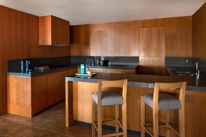 Minibar, caja de seguridad en la habitación y escritorio 