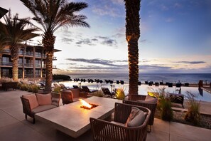 2 bares o lounges 