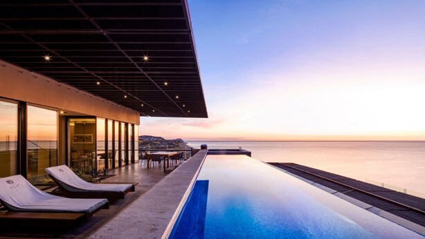 A modern infinity pool with a clear view of the ocean at sunset. - Casa Maat At JW Marriott Los Cabos Beach Resort & Spa (San José del Cabo)