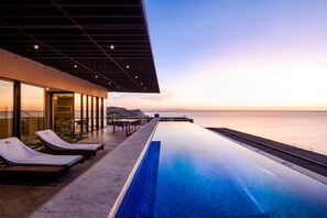 A modern infinity pool with a clear view of the ocean at sunset. - Casa Maat At JW Marriott Los Cabos Beach Resort & Spa (San José del Cabo)