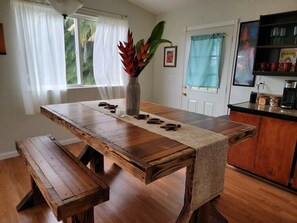 Dining - The Hilo Hula Hut (Hilo)
