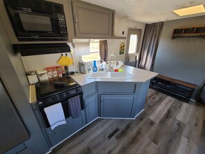 Kjøleskap, mikrobølgeovn, ovn og kokeplater