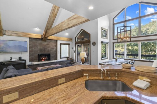 Sleeps 10 - Year Round Out The Door Trail Access.-Ski in-Ski out