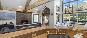 Sleeps 10 - Year Round Out The Door Trail Access.-Ski in-Ski out