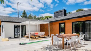 A modern house with a patio, a dining area, and a covered seating area. - modERn Luxury Home🌇🎆🌉Limited time offer! (Walnut Creek)