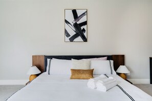 5 bedrooms, desk, iron/ironing board, WiFi