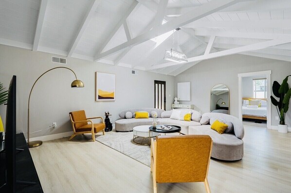 5 bedrooms, desk, iron/ironing board, WiFi