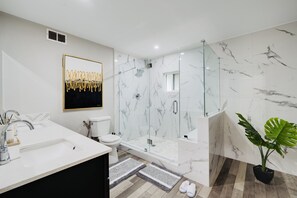 Douche, sèche-cheveux, serviettes fournies, savon