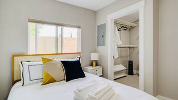 5 habitaciones, escritorio, tabla de planchar con plancha y wifi