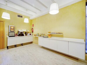 Petit déjeuner continental (7 EUR par personne)