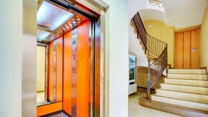 Ein Innenraum mit Aufzug und Treppe.