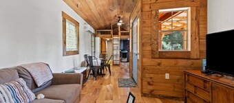 The Sit and Stay Cabin- Hot Tub, Firepit, Covered Porch, WiFi