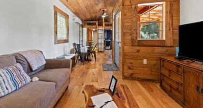 The Sit and Stay Cabin- Hot Tub, Firepit, Covered Porch, WiFi