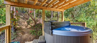 Hot Tub - Tiny Cabin - The Sit and Stay Cabin - Getaway in Red River Gorge, KY!