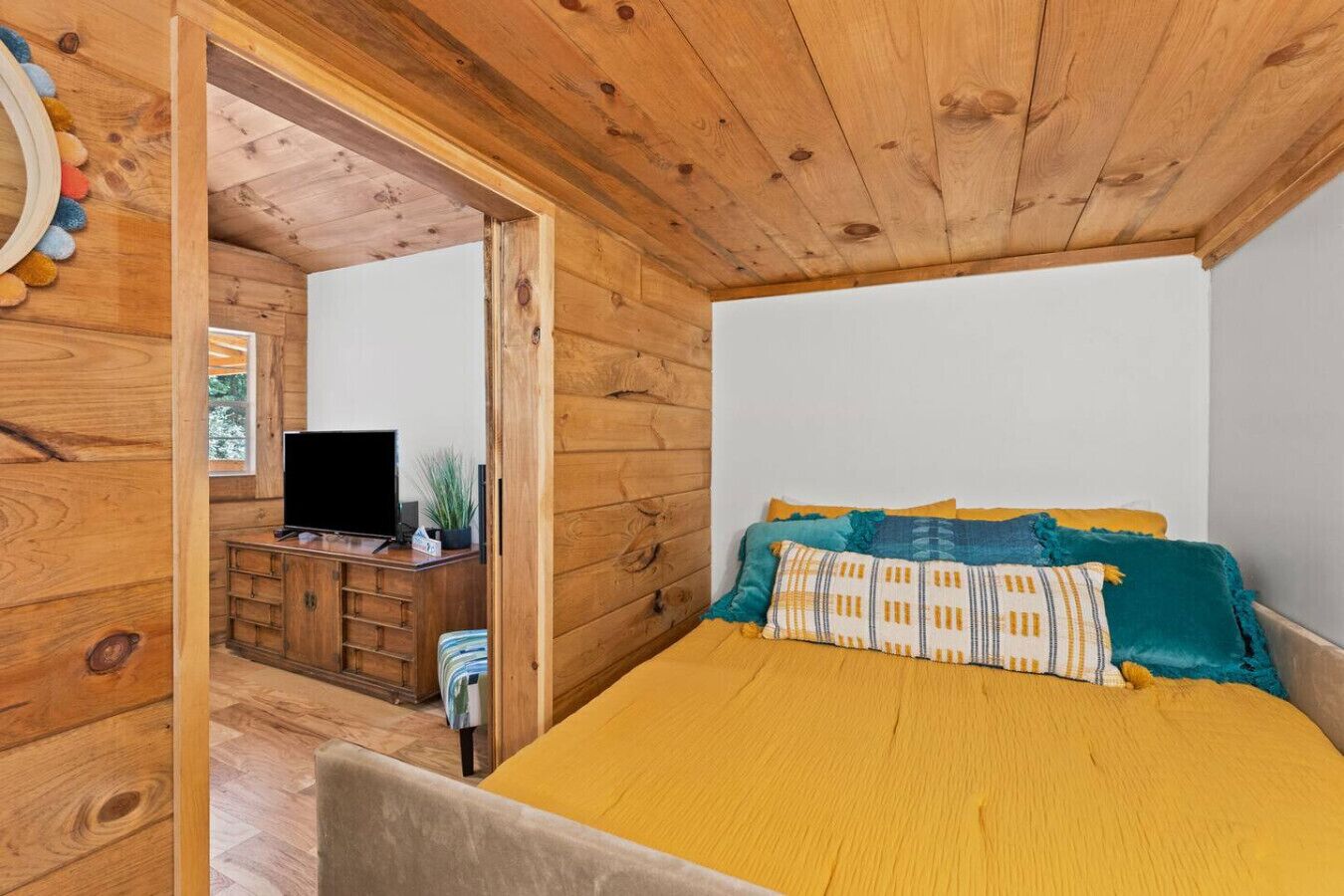 3 bedrooms, desk, WiFi, bed sheets