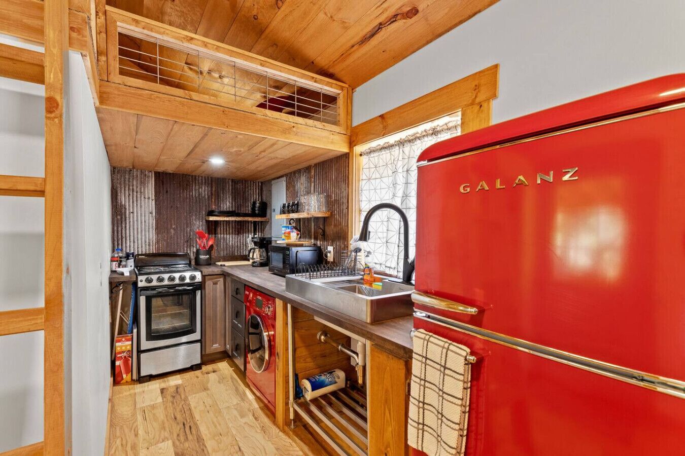 冷蔵庫、電子レンジ、オーブン、コンロ