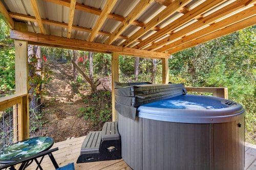 Hot Tub - Sit and Stay Cabin in Red River Gorge KY