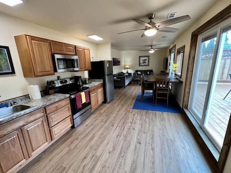 Fridge, microwave, oven, stovetop. Denali 2 King bedrooms each with private bath, dec