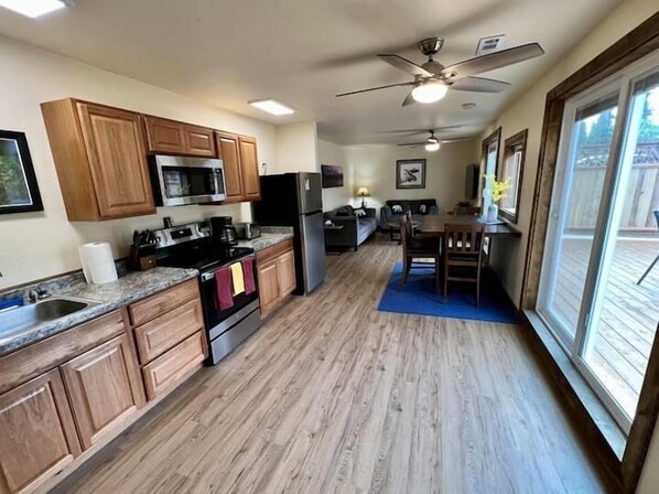 ثلاجة، ميكروويف، فرن، موقد طهي مسطح