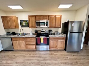 ثلاجة، ميكروويف، فرن، موقد طهي مسطح