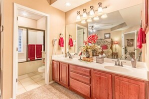 Bathtub, hair dryer, towels - Branson Condo at Thousand Hills Walkin with Elevator Golf Front near 76 Strip (Branson)