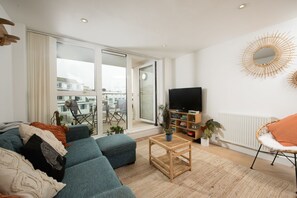 TV, stereo - 5 Ocean Gate, Newquay - a prime position apartment near Fistral Beach (Newquay)