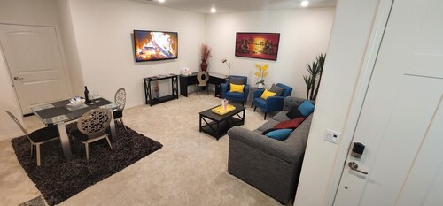 Newly Built Private Lux APT close to Ontario Airpt