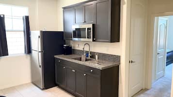 冰箱、微波炉、茶具/咖啡用具、厨具/餐具