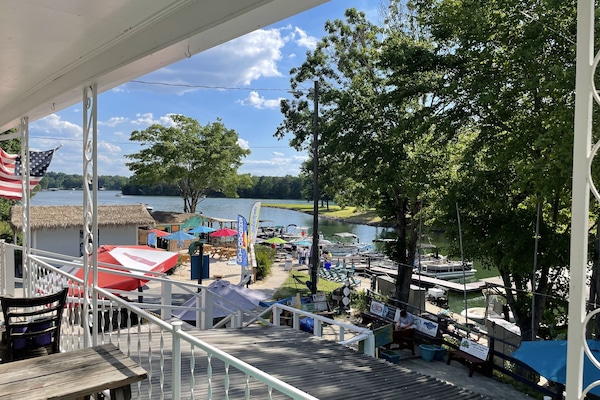 Rom, 1 queensize-seng, utsikt mot innsjø (lake front queen room) | Terrasse/patio