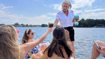 Quarto, 1 cama Queen, vista para o lago (lake front queen room) | Cortinas blackout, Wi-Fi de cortesia