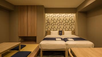 Una habitación de hotel con una cama, dos mesitas de noche, un armario de madera y un cabecero estampado.