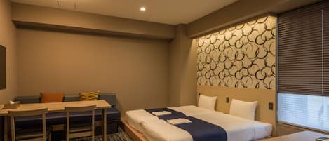 Habitación de hotel con cama, escritorio y zona de estar.