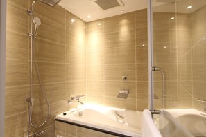 Premier Japanese Room, Non Smoking | Bathroom | Combined shower/tub, free toiletries, hair dryer, slippers